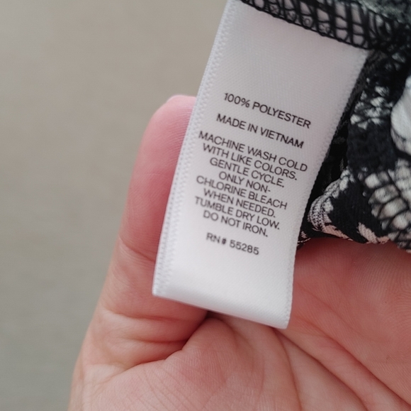 🌸2/$20 Express paisley print cold shoulder pleated top - Picture 6 of 7